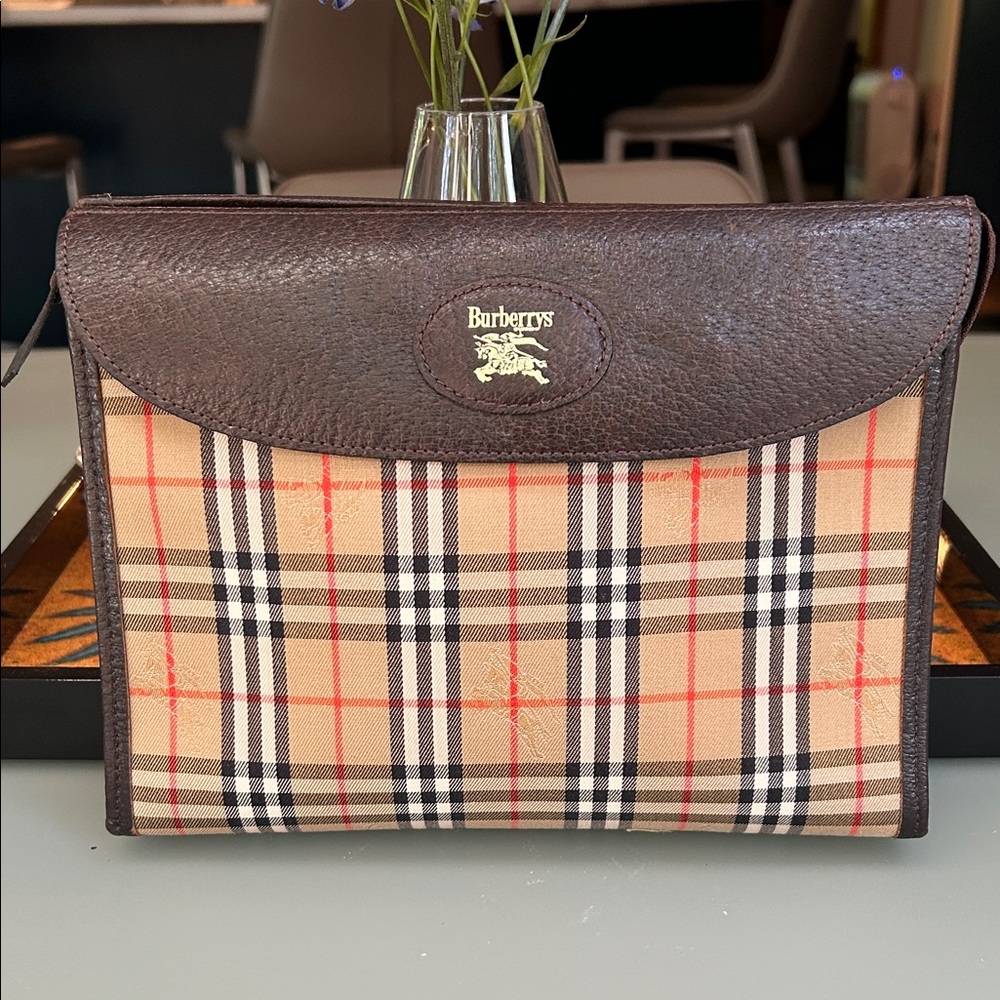 Burberry 🤎❤️ Brown and Tan Nova Clutch with Iconic Check Pattern (EUC) MINT